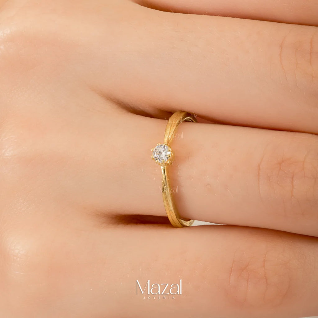ANILLO SOLITARIO CIRCÓN EN ORO AMARILLO 18K / TALLA 7 / 2.0 Gr